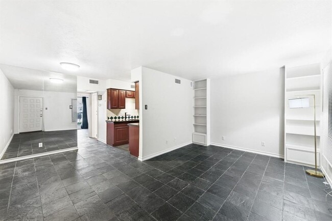 Building Photo - 505 W 7th St