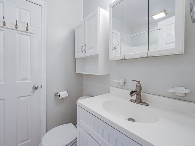 Building Photo - 1440 4th Ct