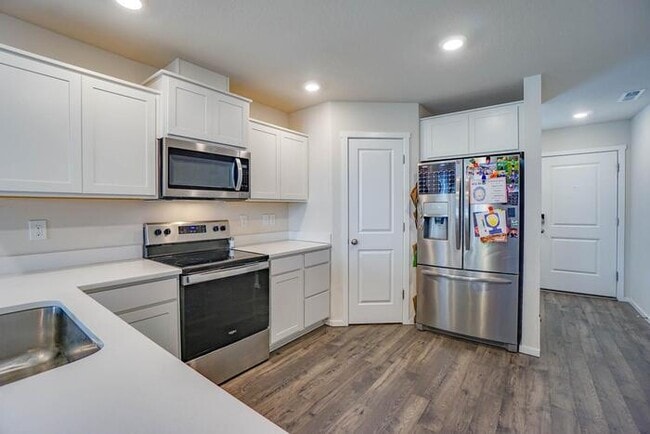 Building Photo - NEWER THREE BEDROOM WITH GARAGE