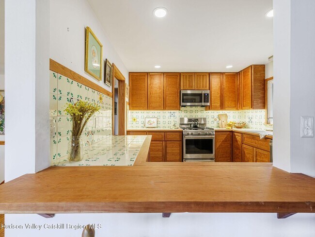 Building Photo - 10 Purdy Hollow Rd