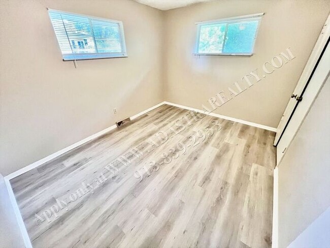 Building Photo - Spacious Shawnee Duplex-Available NOW!!