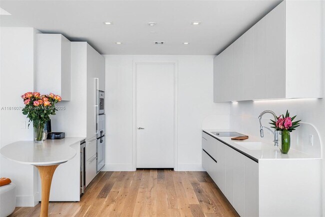 Building Photo - 16901 Collins Ave