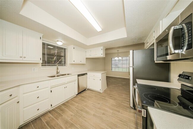 Building Photo - 9900 S Hillcrest Dr