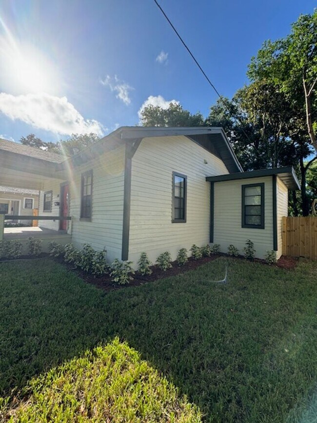 Building Photo - Beautiful 2/2 Bungalow in River Heights!