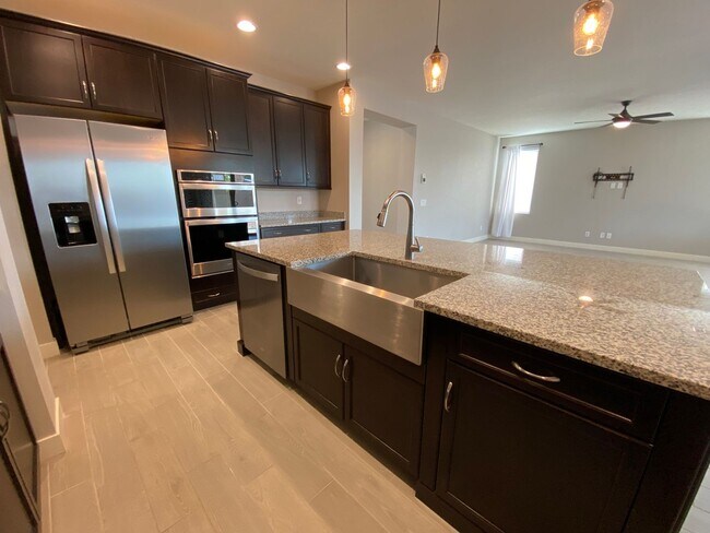 Building Photo - 1560 W Avenida Del Valle