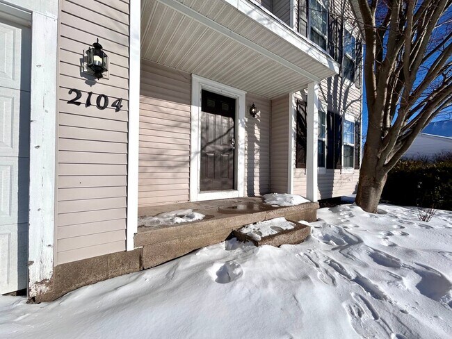 Building Photo - 3 Bedroom Home in Forest Hills Schools!