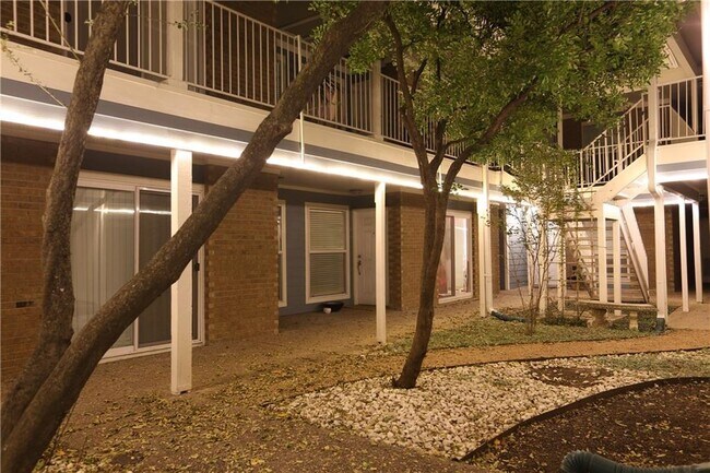 Building Photo - 400 W 35th St