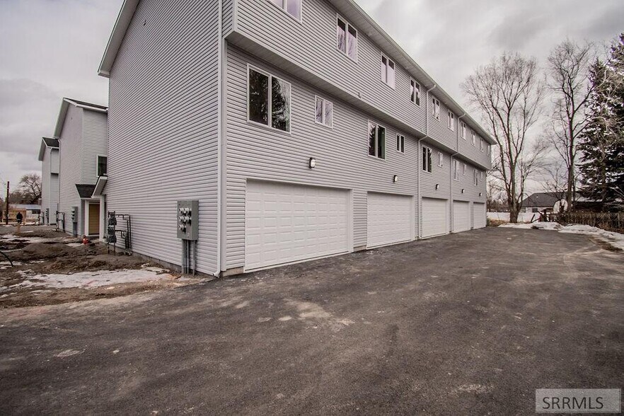 Building Photo - 676 E Court St