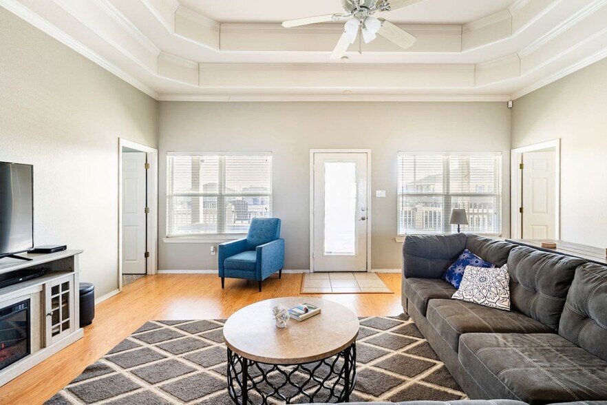 Building Photo - 3229 Castle Dr