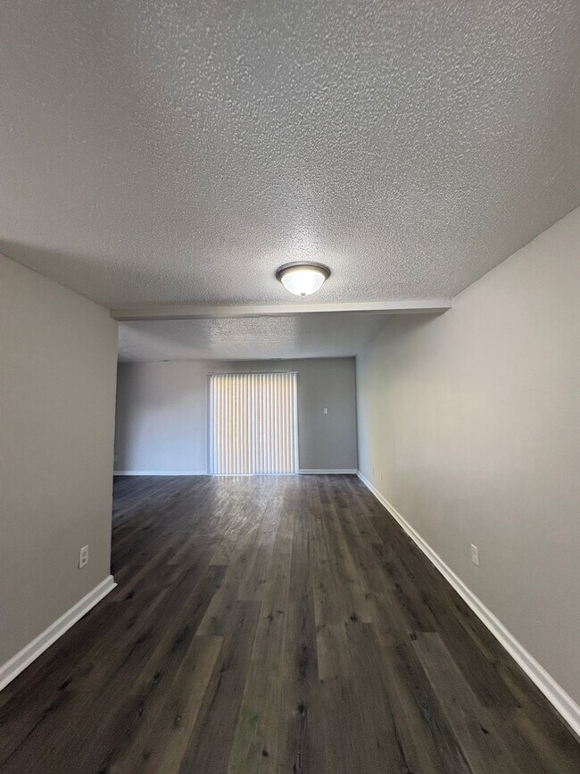 Building Photo - Remington On Rockville Living