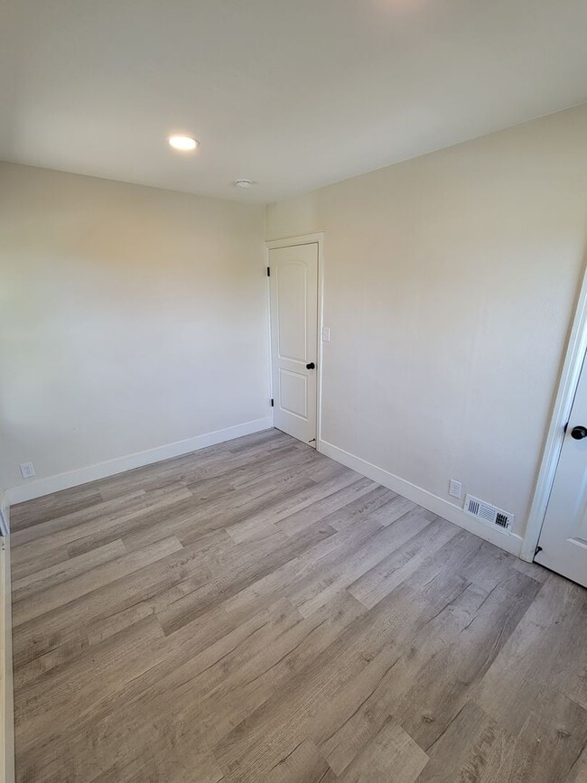 Building Photo - Theall Triplex