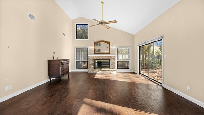 Building Photo - 904 Dogwood Ct