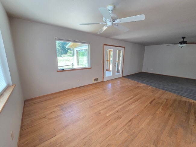 Building Photo - Port Ludlow Farmhouse for Rent, Freshly Updated and Available Now!