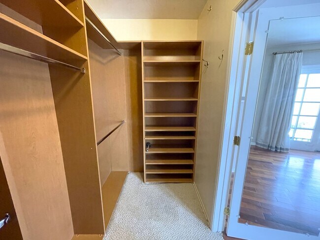 Building Photo - Luxurious Lake Balboa Home with Athletic A...