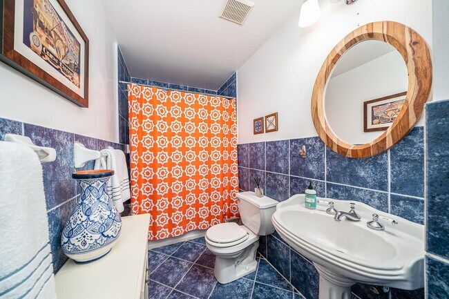 Building Photo - 233 Monroe St