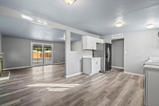 Building Photo - Great Eastside Home!