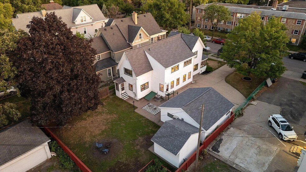 Building Photo - 409 6th St SE