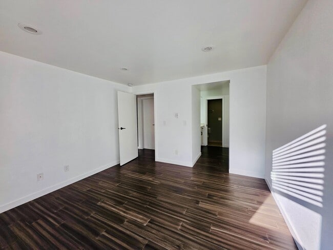 Building Photo - 4717 W Lake Sammamish Pkwy SE