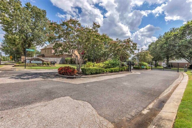 Building Photo - 7520 Crystal Lake Dr