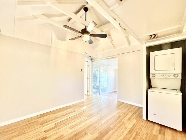 Building Photo - 713 Smith St