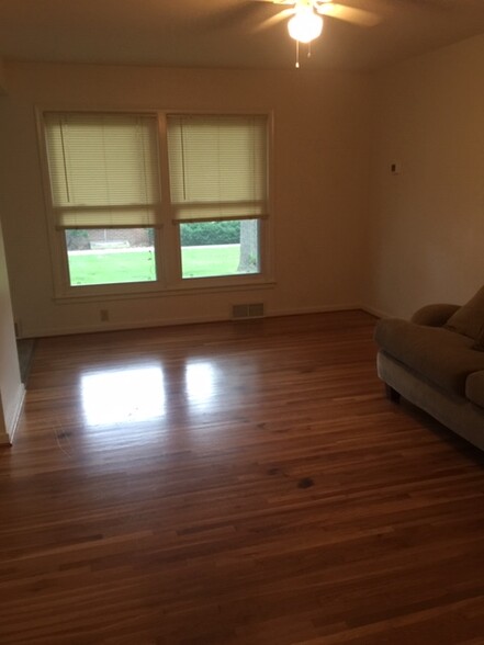 Living room - 1672 Ford Pkwy