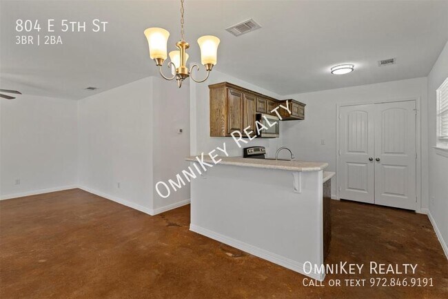 Building Photo - 804 E 5th St