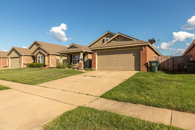 Building Photo - Charming 3 Bed/2 Bath near pool!
