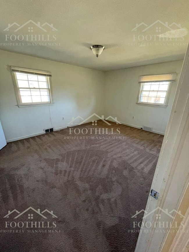 Building Photo - 3-Bedroom Brick Home in Top School Distric...