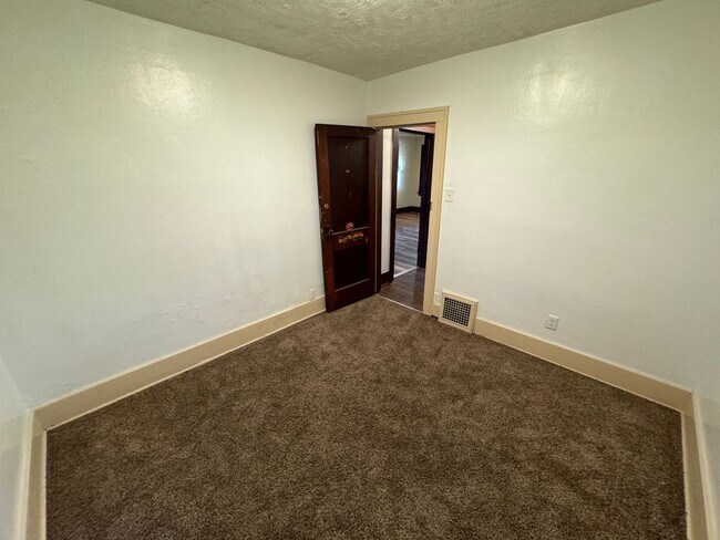Building Photo - Updated 2-Bedroom, 1-Bathroom Home – $950/...