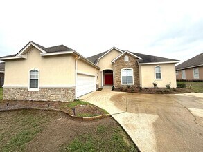 Building Photo - ** 4 Bed 3 Bath located in Deer Creek ** Call our self showing number to schedule a tour 334-366-...