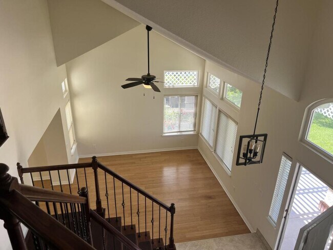 Building Photo - 33367 View Crest Dr