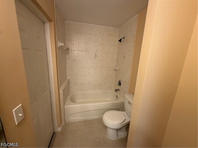 Building Photo - 905 SW 8th Ct