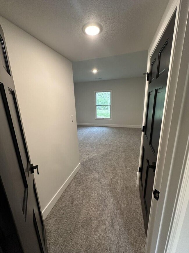 Building Photo - 5 Bed 4 Bath Home fenced yard