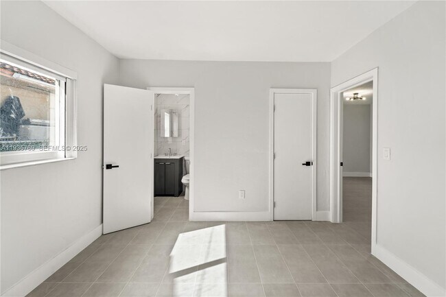 Building Photo - 3500 SW 25th St