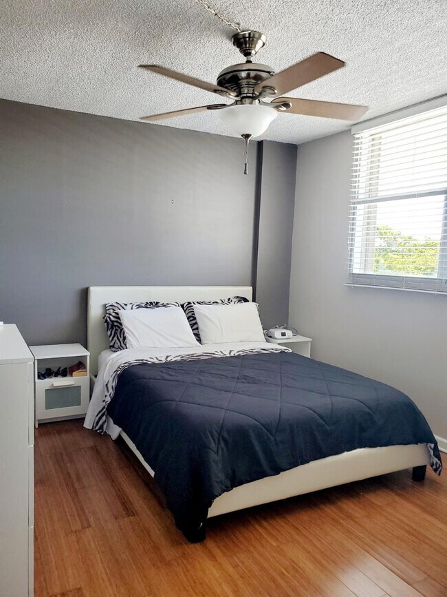 Building Photo - 120 Royal Pk Dr