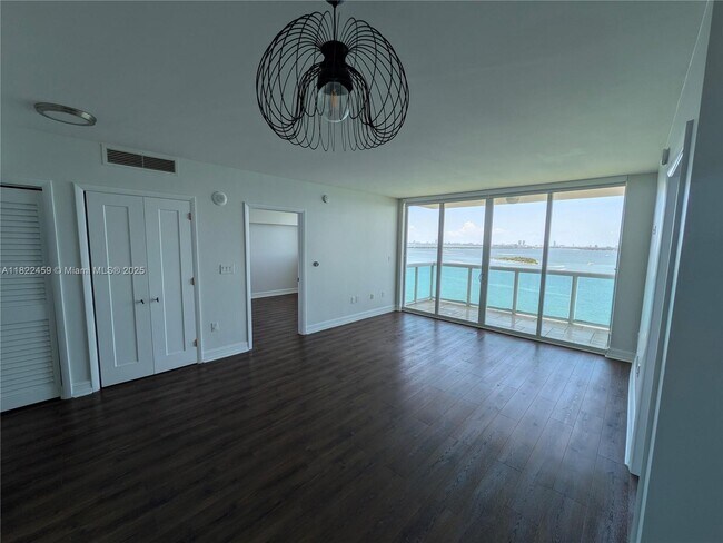 Building Photo - 1800 N Bayshore Dr