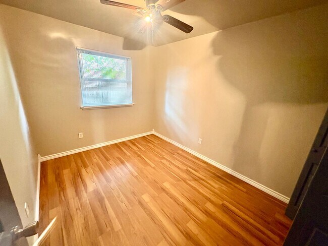 Building Photo - Spacious 4 Bedroom, 2 Bathroom Home with L...