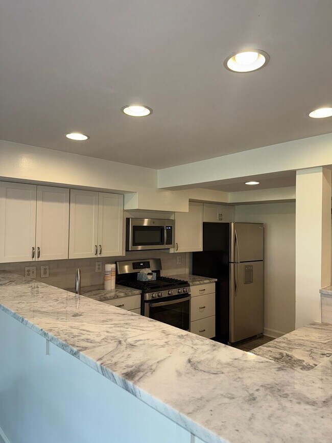 Building Photo - Large, Luxurious 2 Bedroom 2 Bath at Parks...