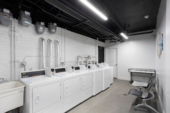 Building Photo - 7740 N Eastlake Terrace