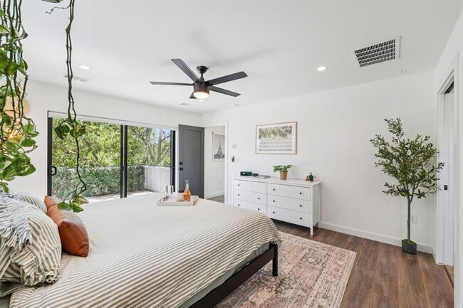 Primary Photo - 5417 Samuel Huston Ave