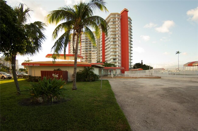 Building Photo - 1301 NE Miami Gardens Dr