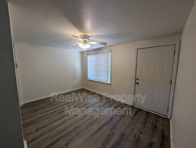 Building Photo - 203 NW Pine St