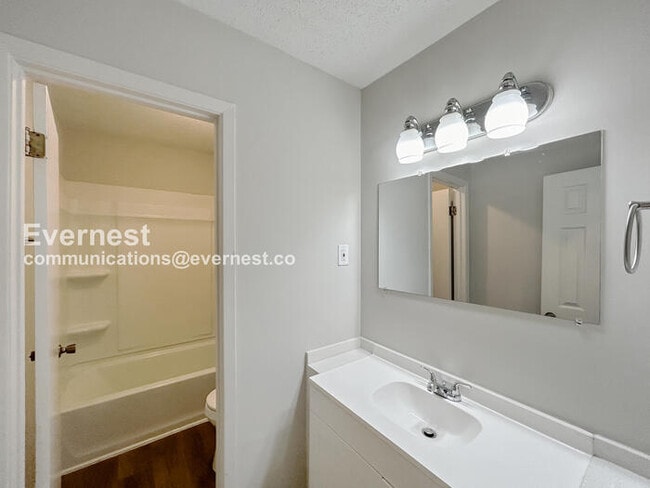 Building Photo - 3415 Castle Dr