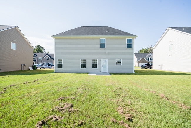 Building Photo - 647 Red Oak Ln