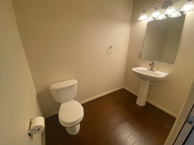 Building Photo - Beautiful 2 Bedroom 2 1/2 Bath Townhome in...