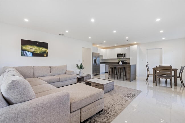 Building Photo - 1409 NE 2nd Ave