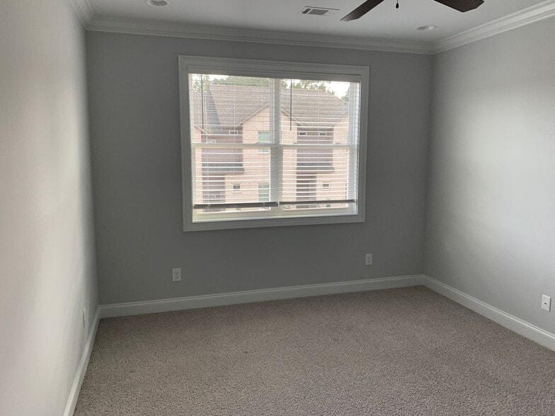 Building Photo - College Oaks