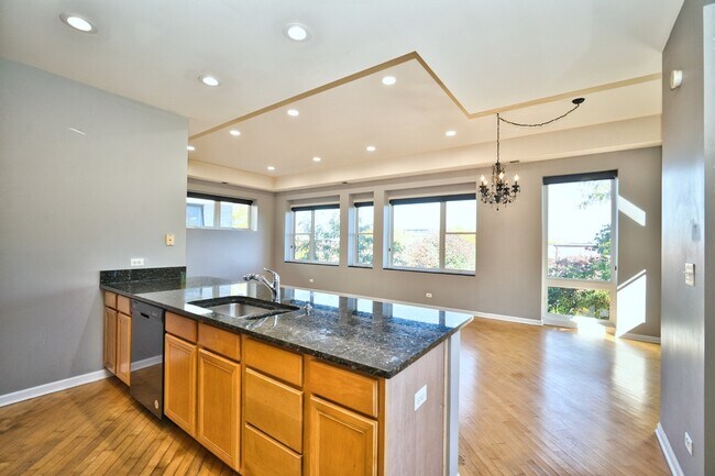 Building Photo - 2317 W Wolfram St