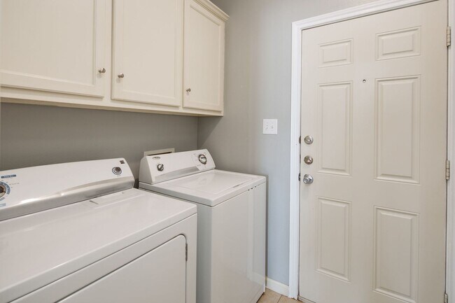 Building Photo - IMMEDIATE MOVE IN!!!  3 bedroom 3 Bathroom Duplex Next Door to Blinn!