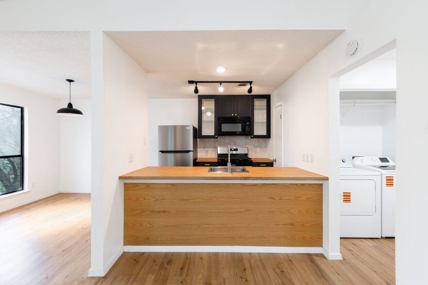 Building Photo - 706 Ramble Ln